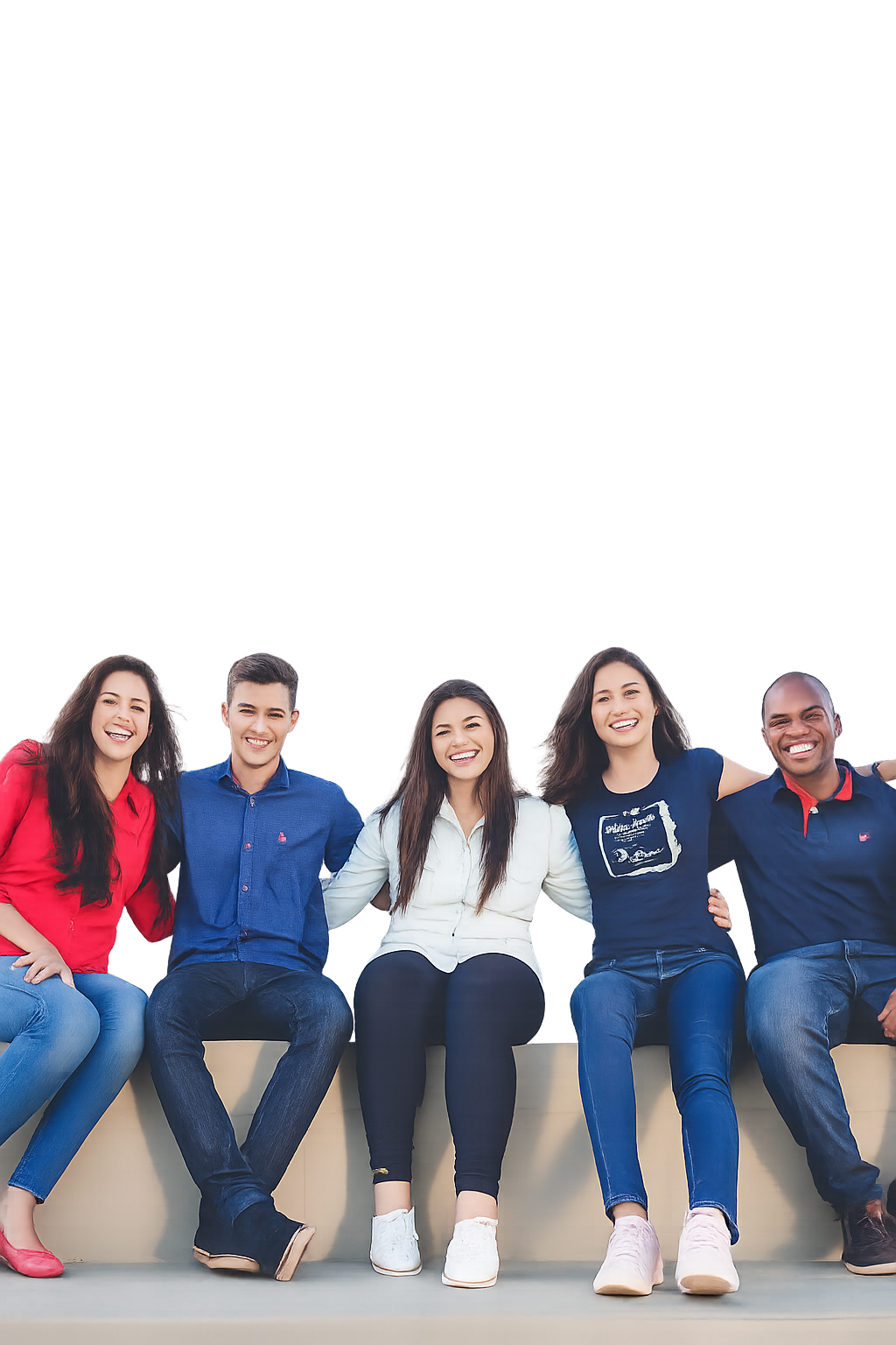 Beş arkadaş gülümsüyor ve poz veriyor